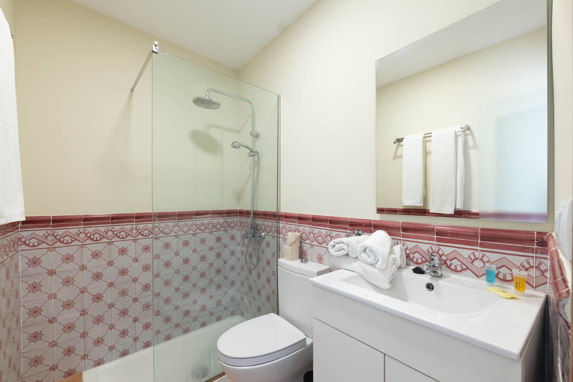 Baño principal de Finca Anconito con ducha y azulejo natural