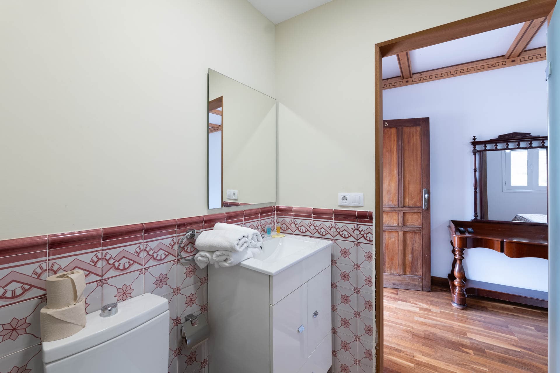 Baño con acabados naturales en Finca Anconito Arona