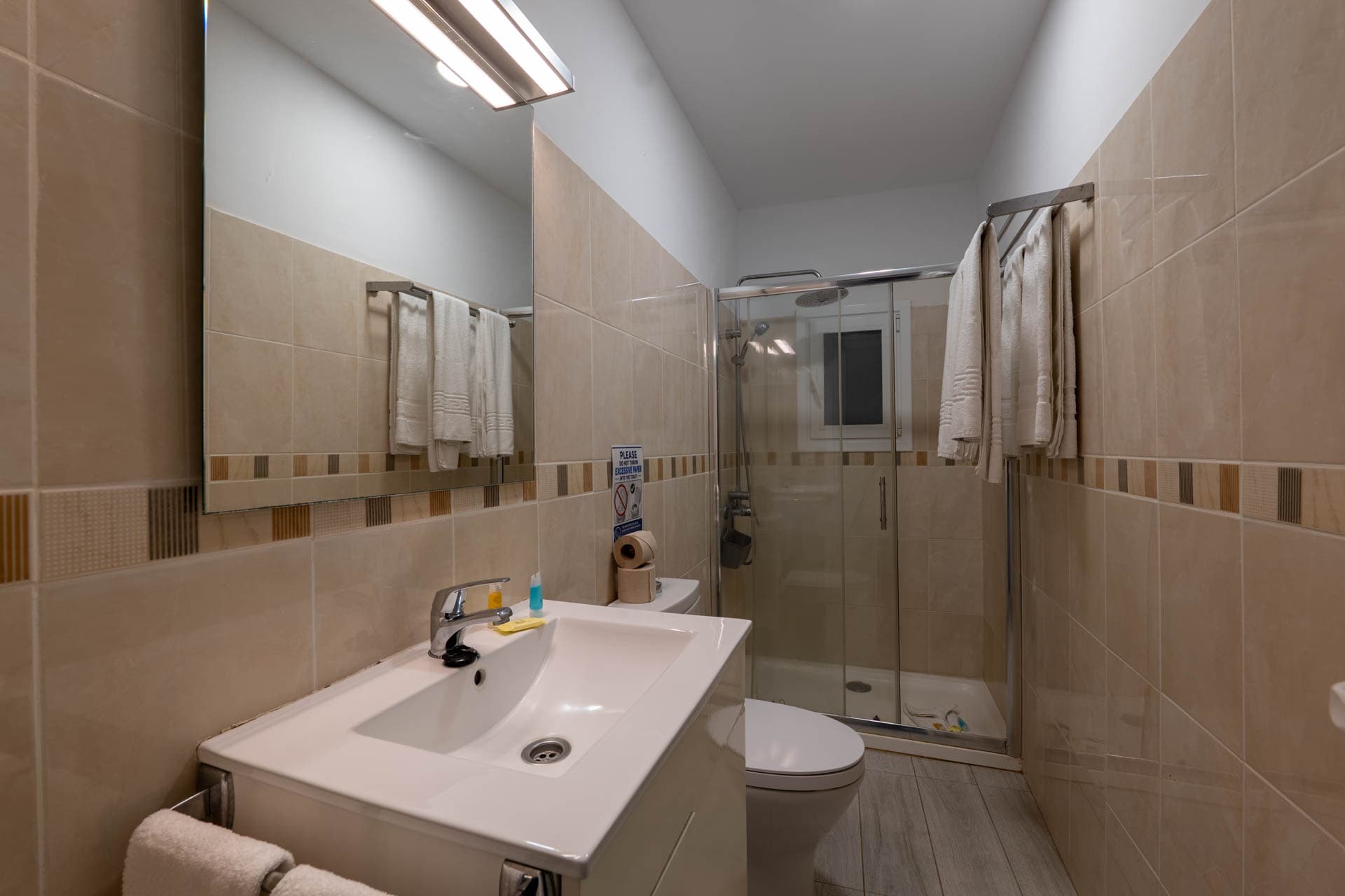 Baño con ducha amplia en Finca Anconito