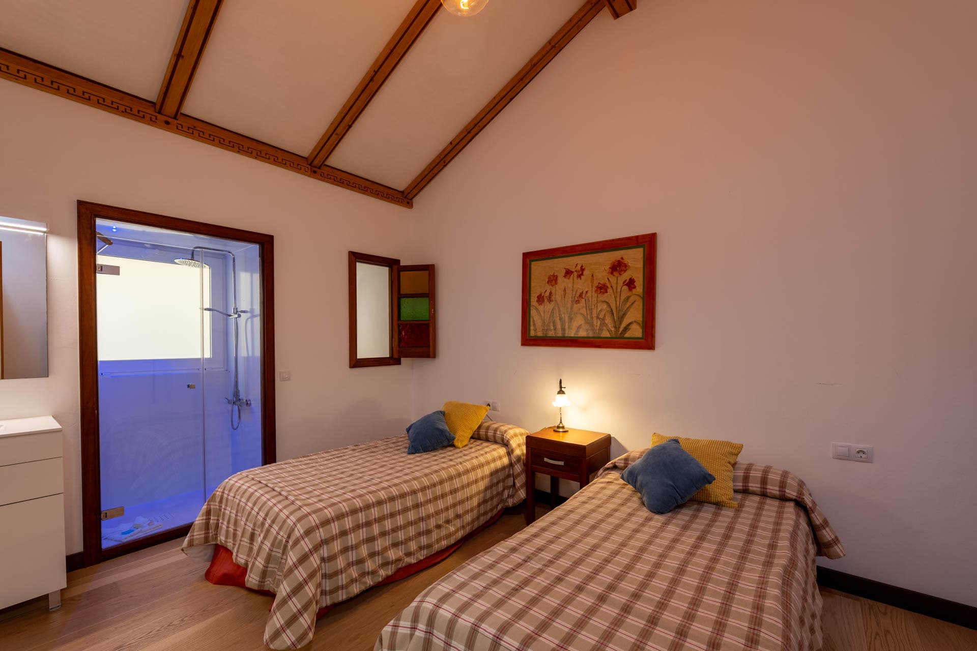 Cuarto doble con baño en Finca Anconito, ambiente sereno