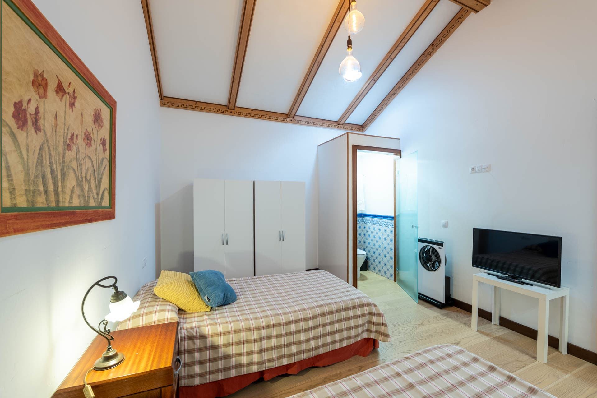 Cuarto doble con baño y detalles rústicos en Finca Anconito