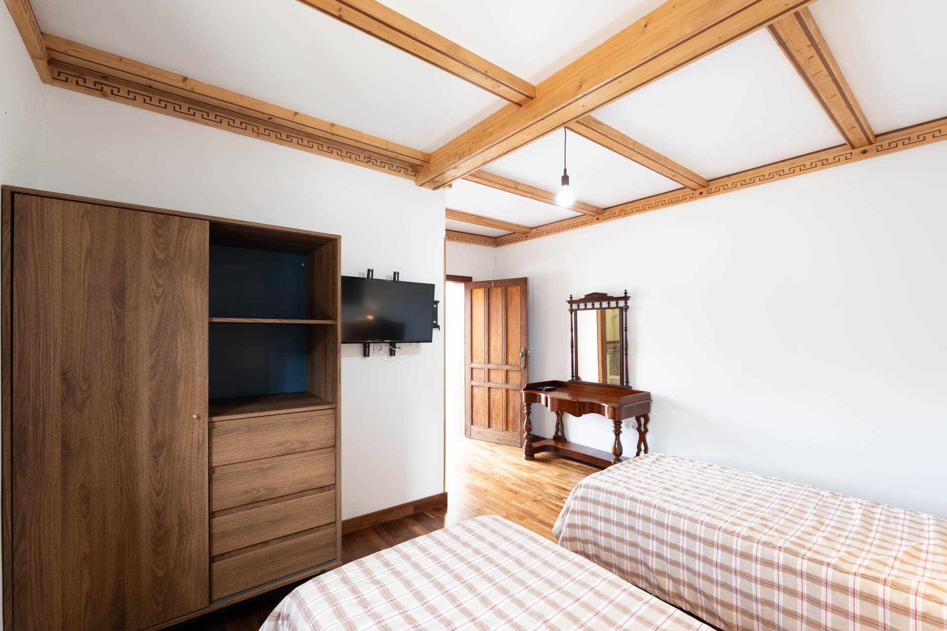 Habitación doble con baño y luz natural en Finca Anconito