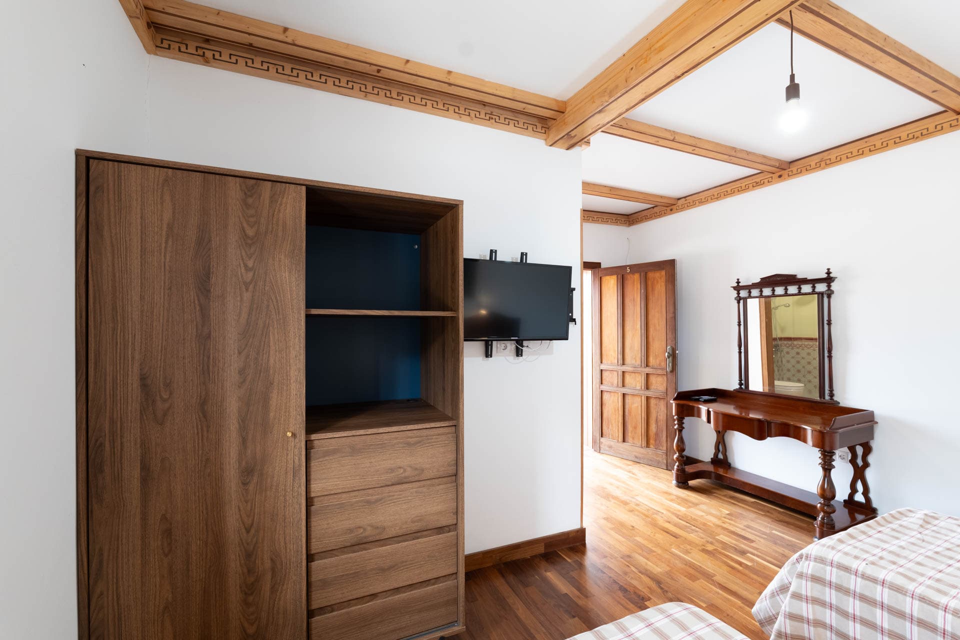 Habitación doble con baño con techos altos en Finca Anconito