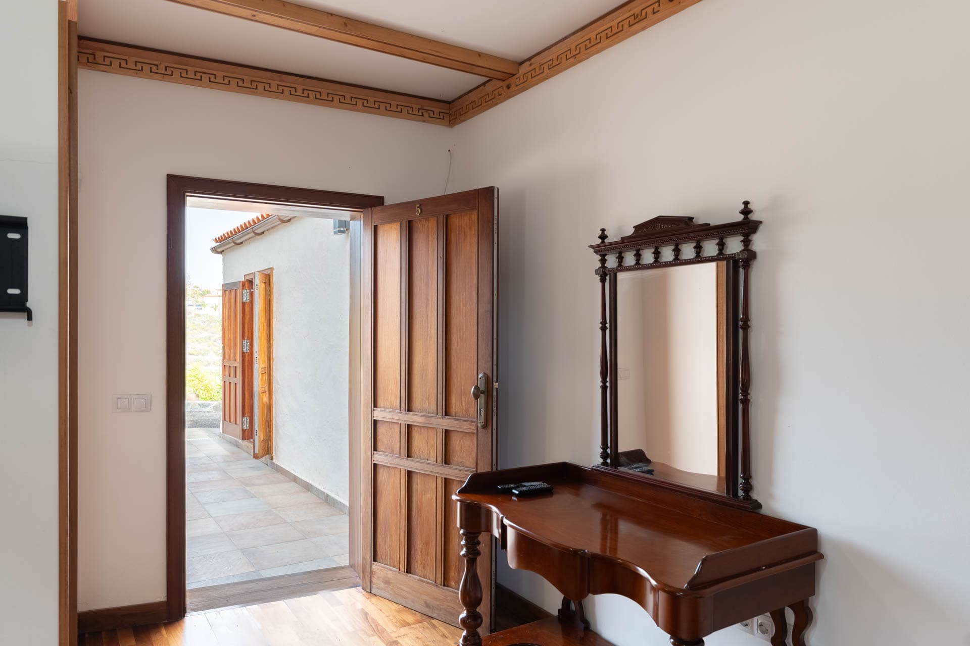 Dormitorio doble con baño en suite con textiles naturales