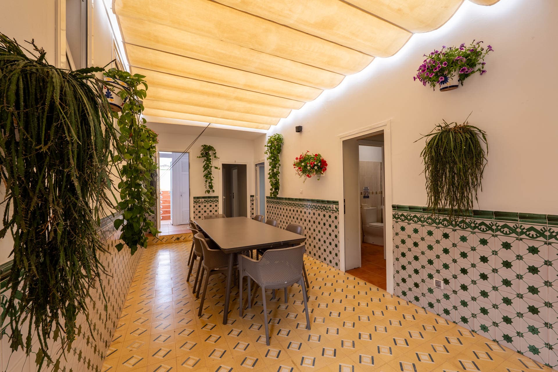 Mesa del patio comedor de Finca Anconito bajo pérgola
