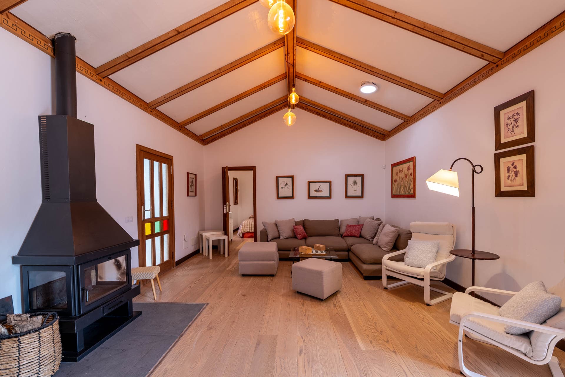 Salón con chimenea y sofás de Finca Anconito, ambiente cálido