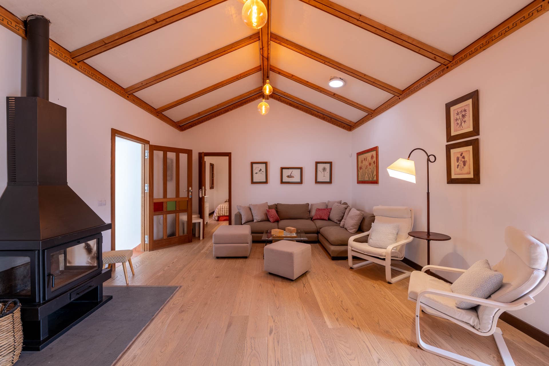 Detalle del salón chimenea de Finca Anconito con muebles de madera