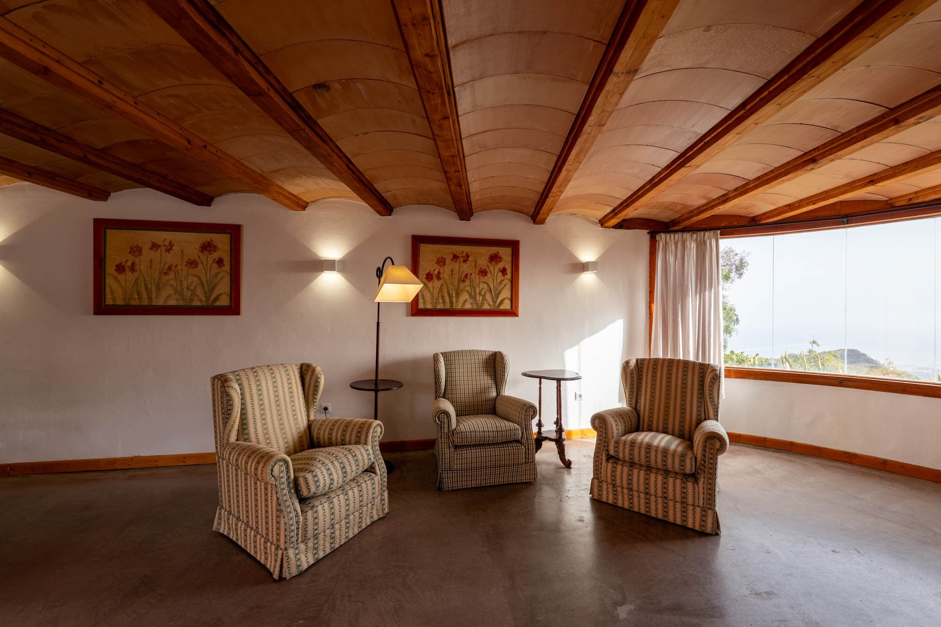 Sala multifunción de La Cochinera con techos altos de piedra