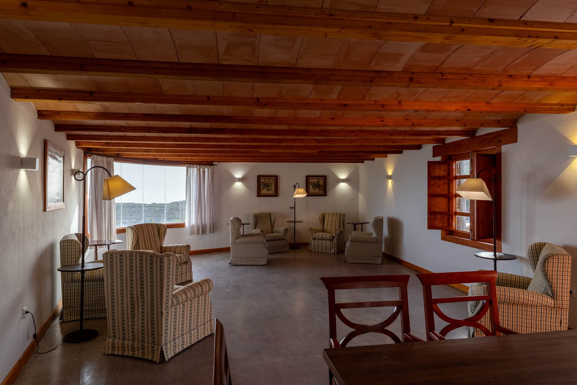 Sala multifunción de La Cochinera con detalles rústicos