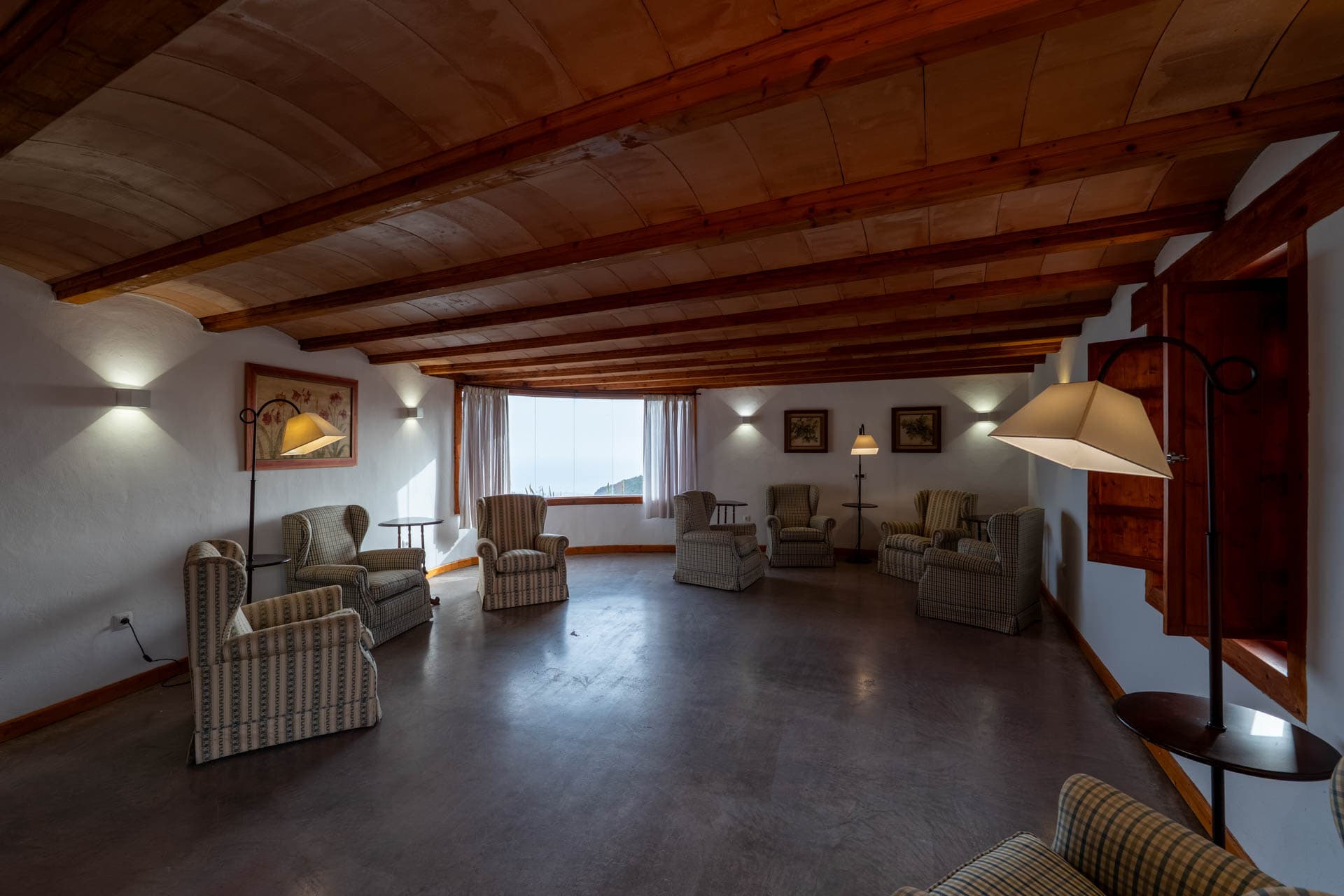 Interior de la sala multifunción de La Cochinera en Finca Anconito