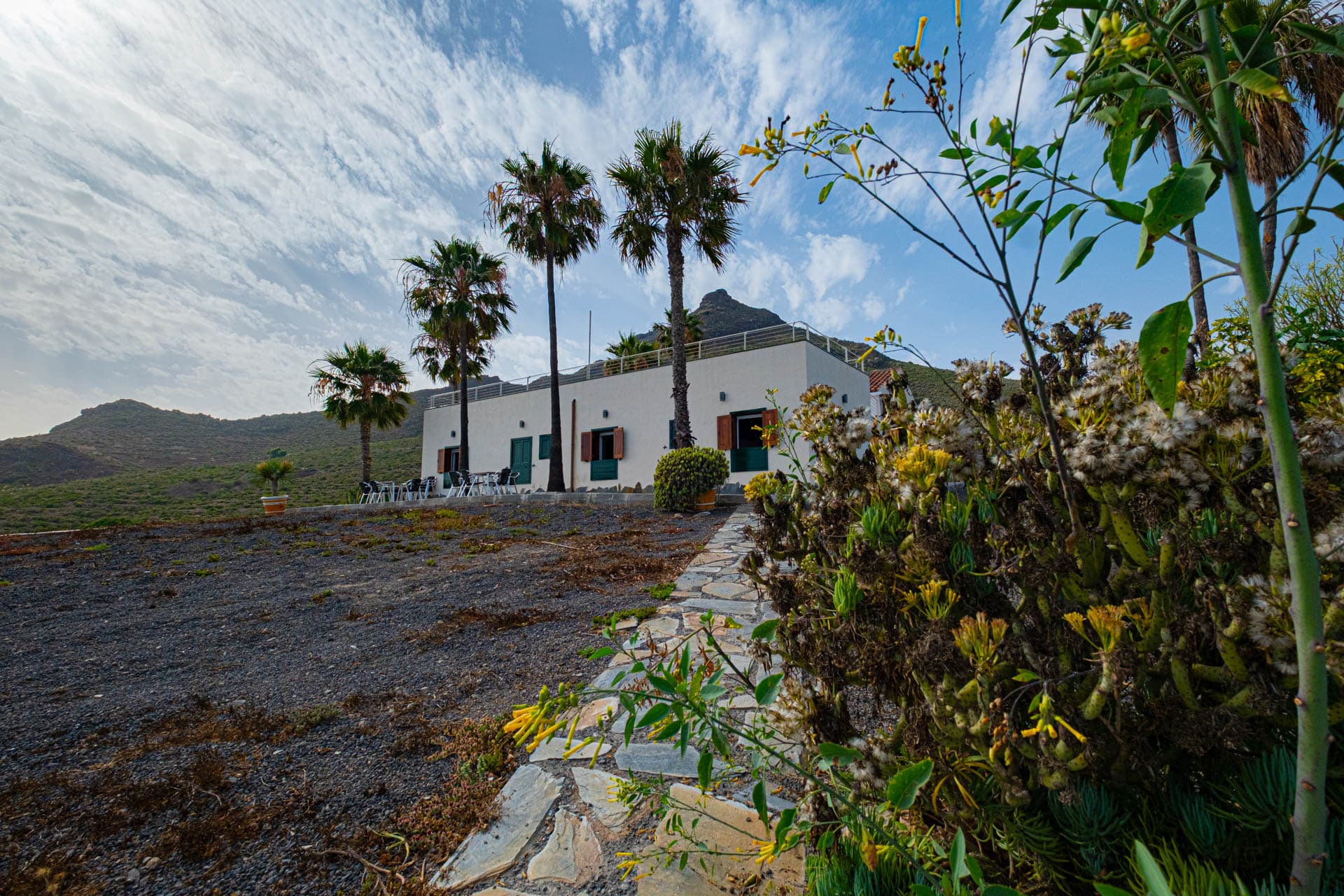 Vista exterior de la casa de Finca Anconito al atardecer